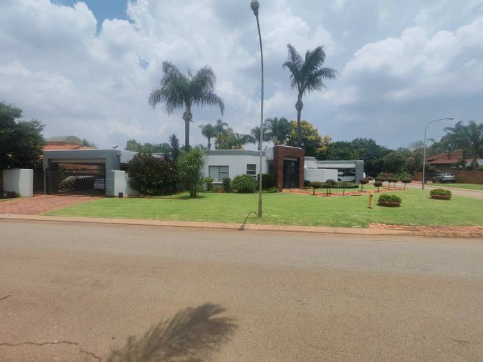 Eldoraigne Ext 3 House For Sale: 5 beds, pool, gym, solar, private entrance.