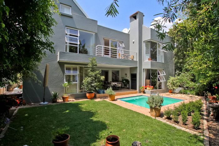 For Sale: Cluster in Bedfordview Central with security, pool, and gourmet kitchen.