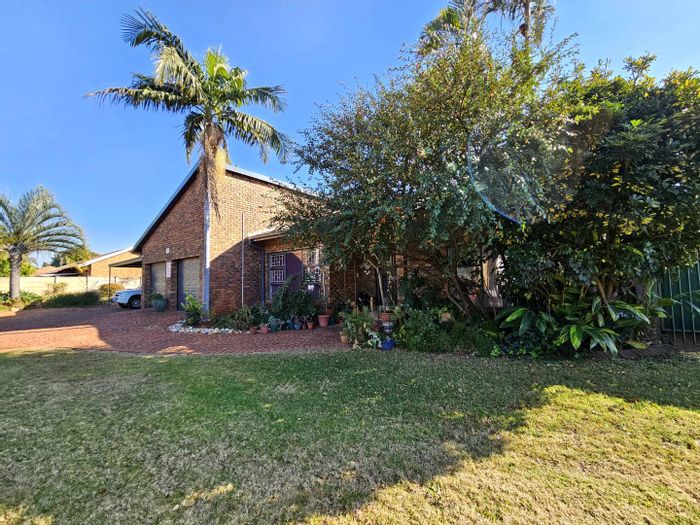 Ninapark House For Sale: 3 beds, flatlet, garages, braai area, borehole.