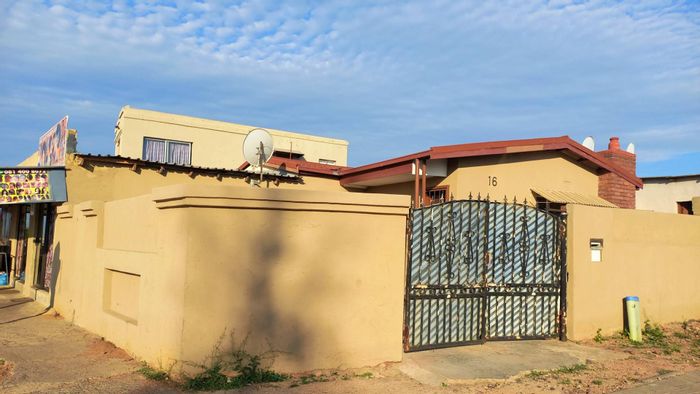 For Sale: House in Atteridgeville with rental income, multiple rooms, and parking.