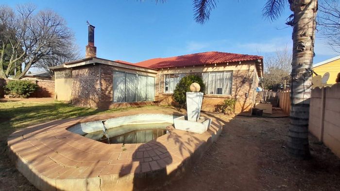 For Sale: House in Kempton Park Ext 3 with 3 beds, pool, and double garage.