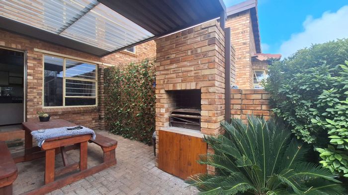 Radiokop Townhouse To Rent: 3 beds, loft, garden, braai, double garage.