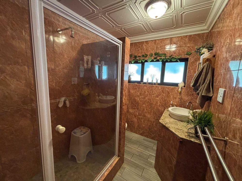 Guest bathroom (main house)