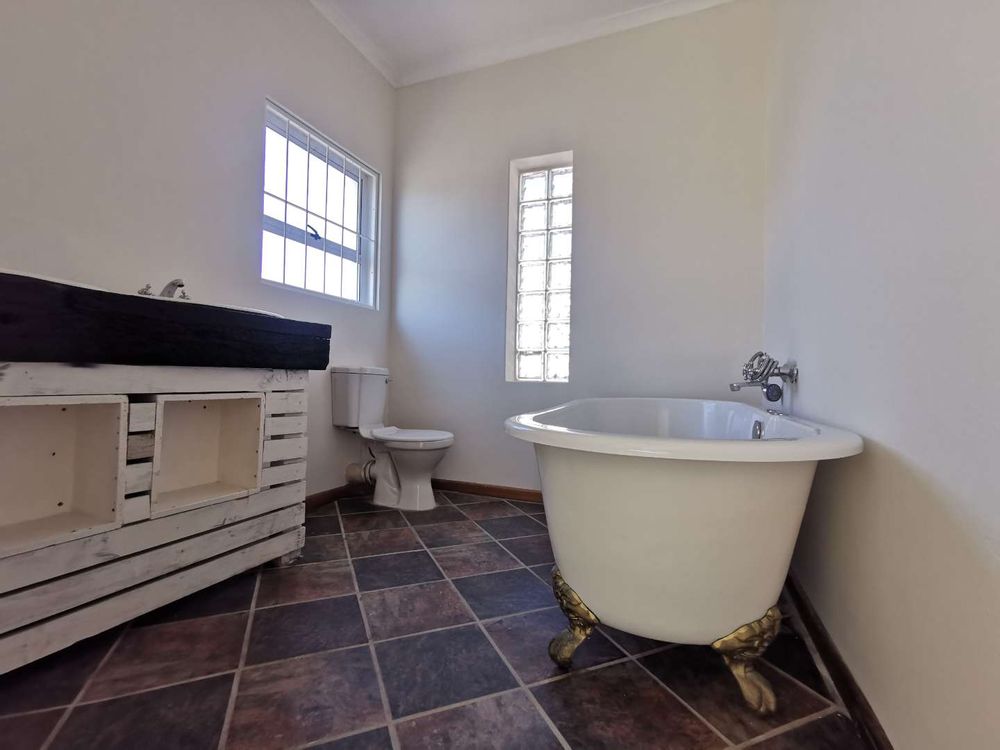 EN SUITE BATHROOM FOR THE MASTER BEDROOM  - TOP FLOOR 