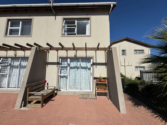 Cluster for Sale in Eersterivier Central: 2 beds, communal gardens, secure parking.