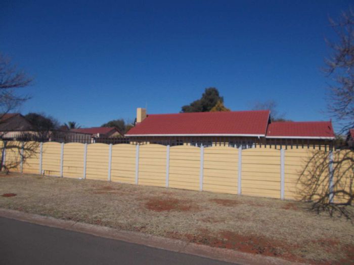 Rondebult House For Sale: 3 Bedrooms, Pool, Carport, Servant's Quarter.