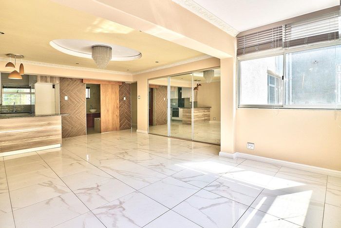 Property #2148871, Apartment for sale in Sea Point
