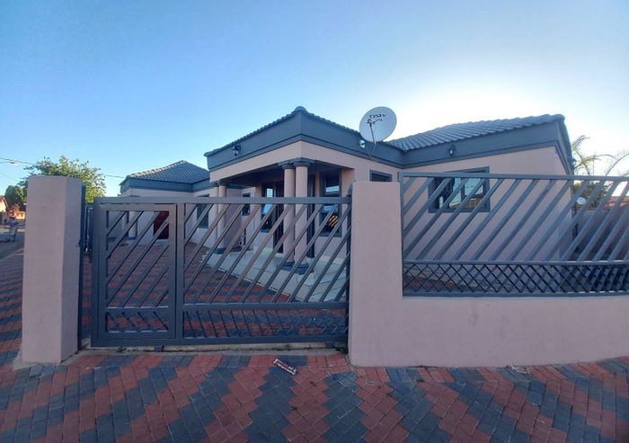 Atteridgeville House For Sale: 3 bedrooms, en-suites, gas stove, secure parking.