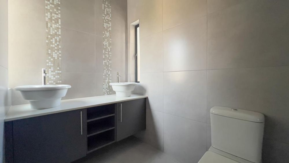 Main Bedroom
Walk in Closet
Ensuite Full Bathroom