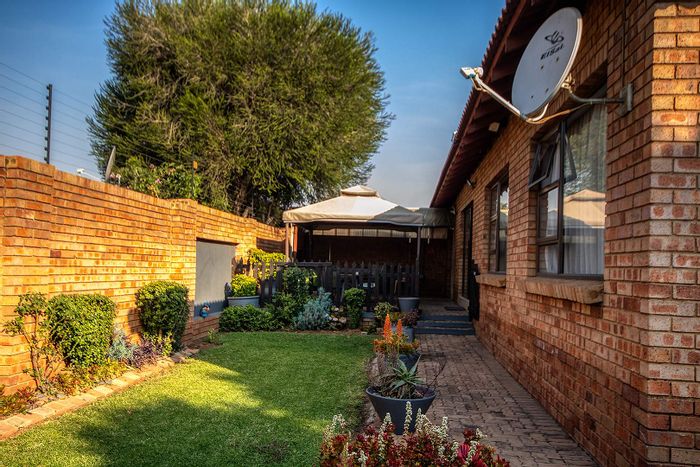 Raceview Townhouse For Sale: 3 Bedrooms, pet-friendly, spacious garden, secure parking.