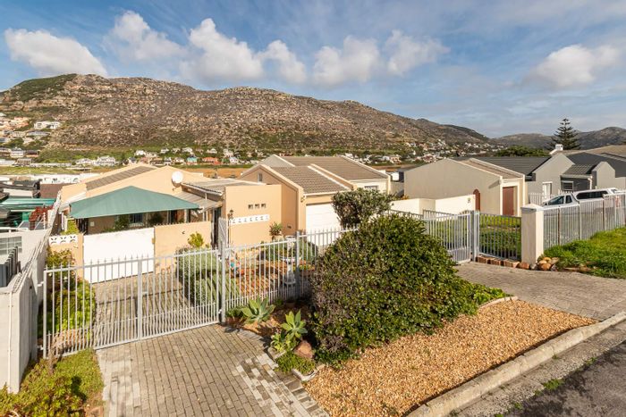 Spacious Glencairn Heights House for Sale: Versatile Living with Stunning Views!