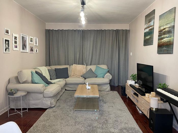 Craighall Apartment for Sale: Spacious Living, Communal Garden, Convenient Parking!