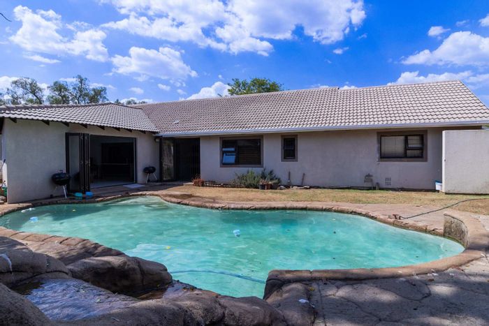 Brackendowns House For Sale: Open-plan living, pool, gourmet kitchen, spacious bedrooms.