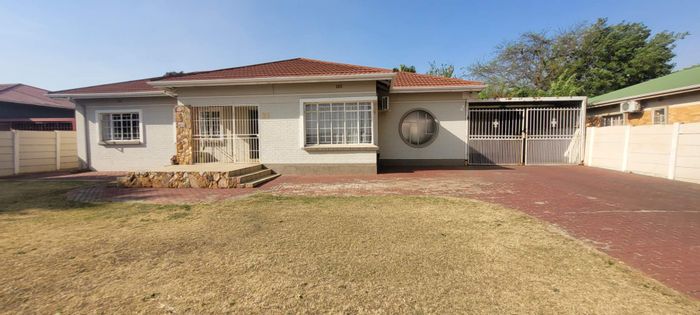 House for Sale in Discovery: 3 beds, cottage, low-maintenance garden, ample parking.