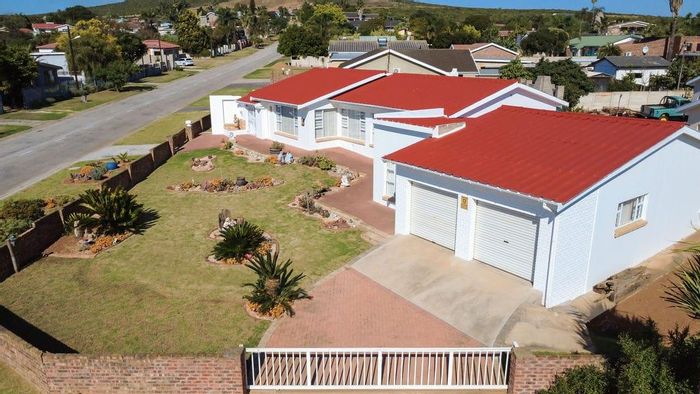 House For Sale in Campher Park: 3 beds, 3 baths, study, large storeroom.