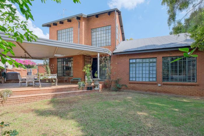 For Sale: Moreleta Park House with pool, large entertainment room, and security.