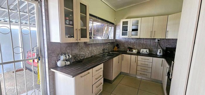 House for sale in Khomasdal: 3 bedrooms, outdoor lapa, versatile room, close amenities.