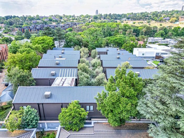 For Sale: House in Hyde Park with 3 beds, 3 baths, secure enclave.