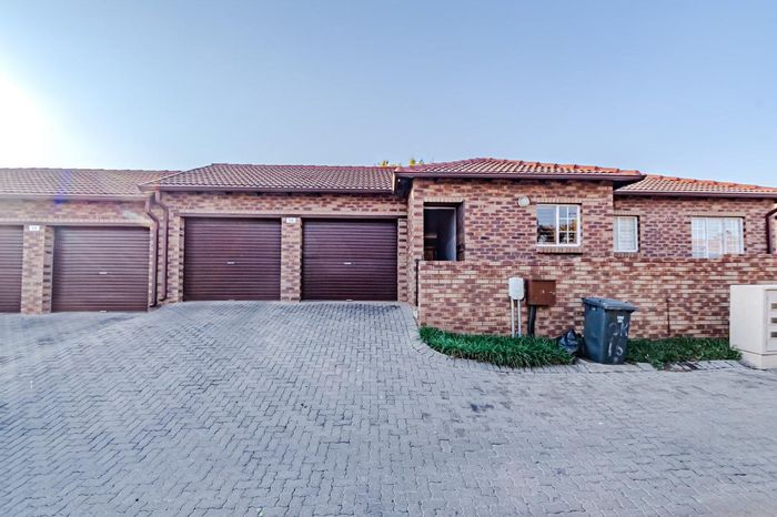 Rooihuiskraal Townhouse For Sale: 2 beds, 2 baths, garden, 24h security.
