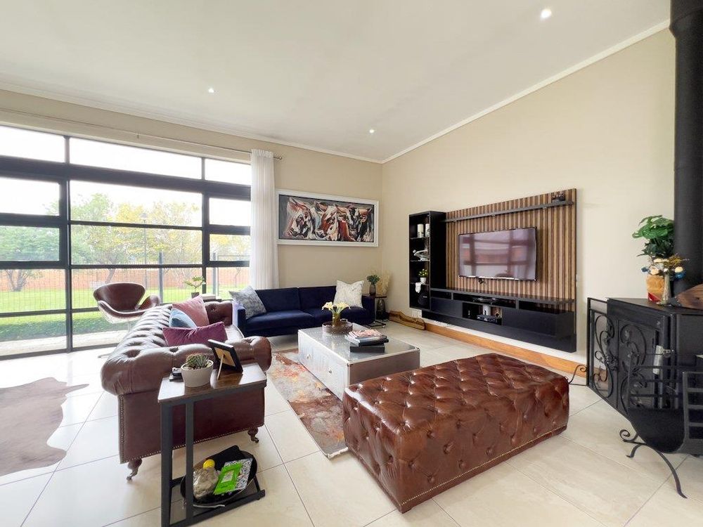 Main Lounge
Built in TV Stand
Wood Fireplace
