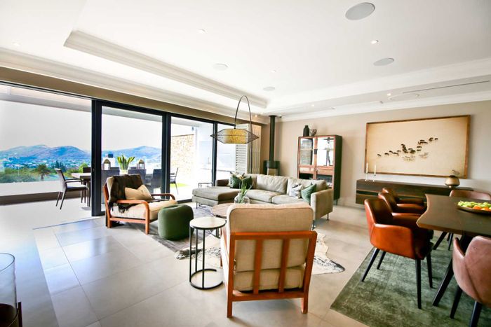 Klein Windhoek Penthouse For Sale: 3 bedrooms, jacuzzi, balcony, top amenities.