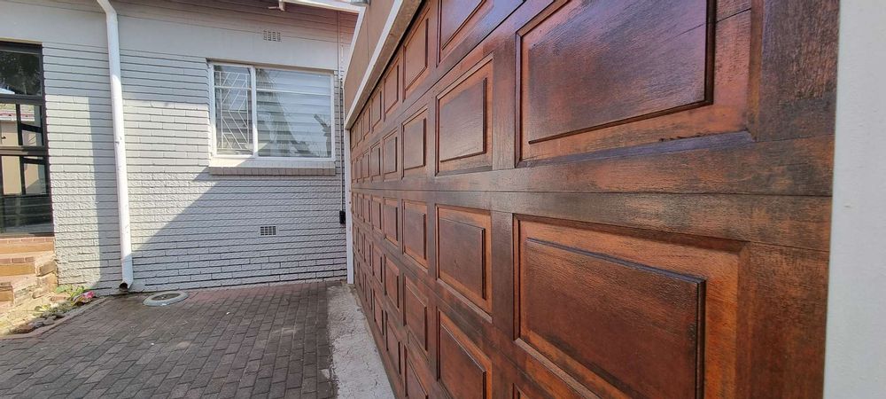 Double automated garage door to the Hollywood garage