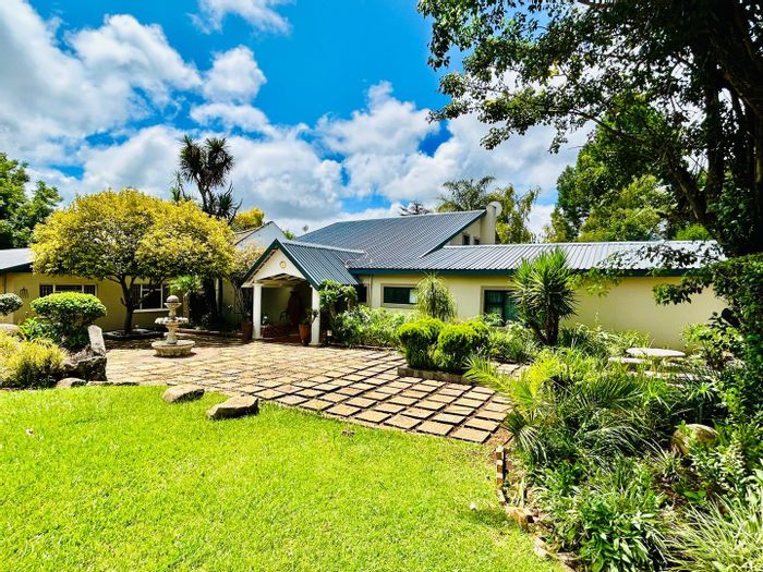 Vryheid Central Small Holding For Sale: Spacious home, pool, guest accommodation, and gardens.