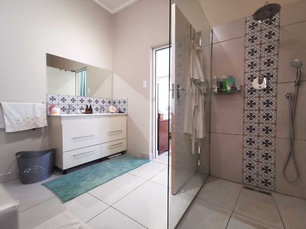 MASTER BEDROOM'S FULL EN-SUITE 