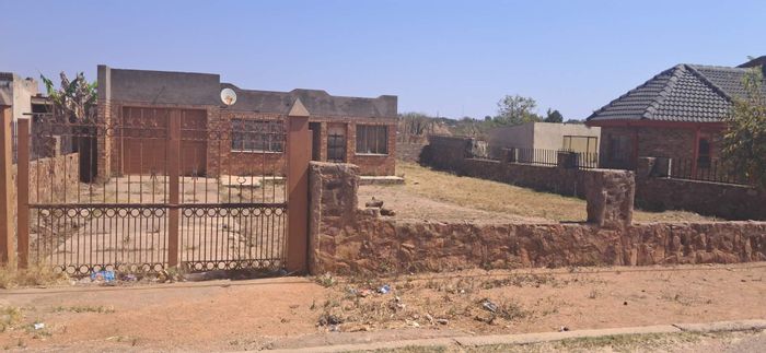 House for Sale in Soshanguve Ext: Spacious plot, ideal for family or rental investment.