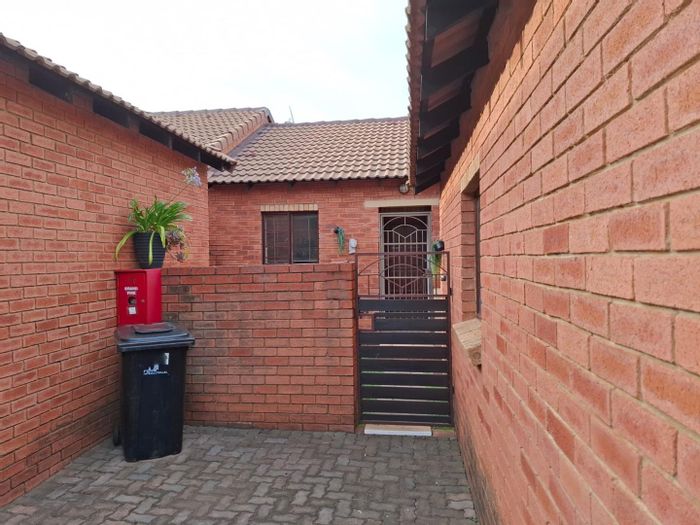 Townhouse To Rent in Moreleta Park: 2 beds, private garden, pool, clubhouse.