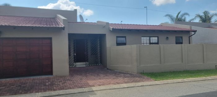 Property #2216563, House for sale in Fourways