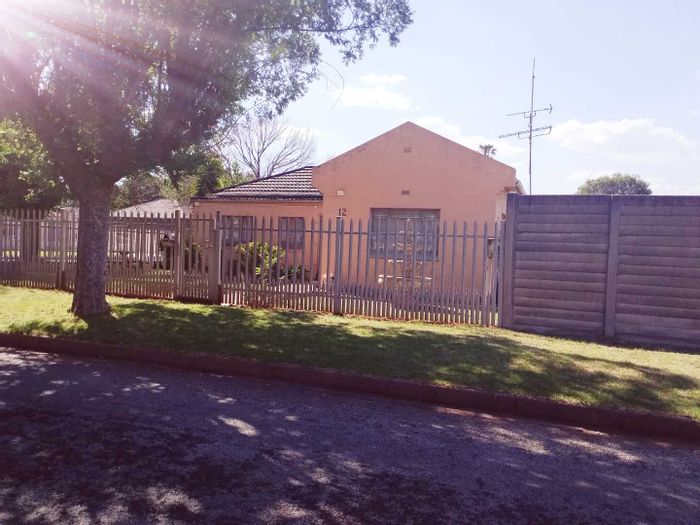 Spacious Brakpan Central house for sale: 3 beds, solar panels, large corner stand.