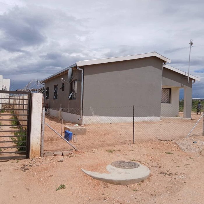 3-Bedroom House To Rent in Otjiwarongo Central with parking and prepaid utilities.