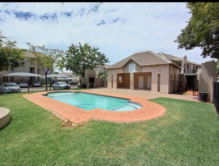 Ground Floor Apartment in Klippoortjie AH with Pool, Security & Rental Income!