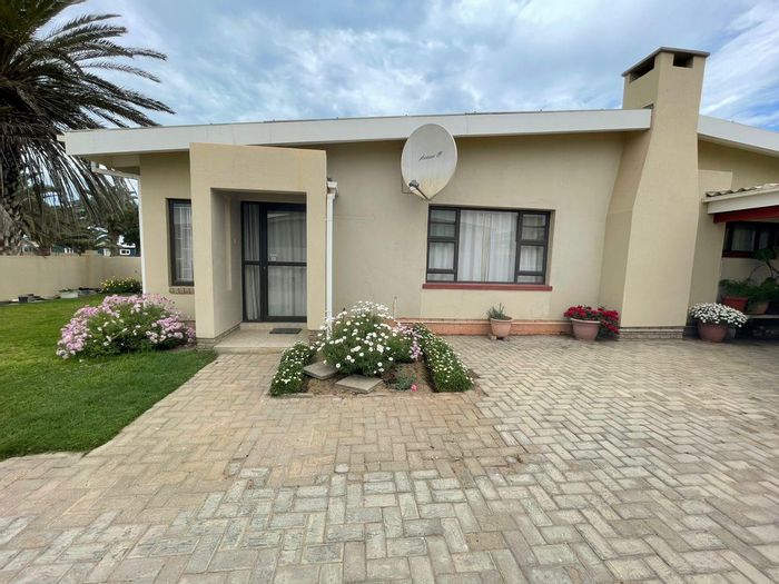 Henties Bay Central House For Sale: Main house, two flatlets, extensive parking.