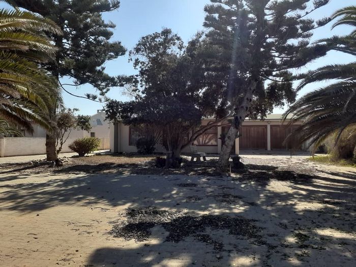 House For Sale in Henties Bay Central: 3 Beds, BBQ patio, large erf.