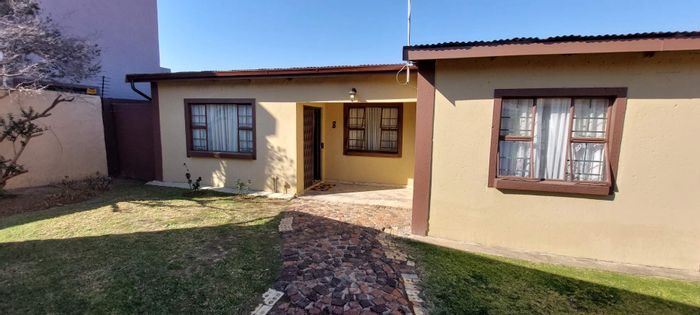 For Sale: 3-Bedroom Townhouse in Liefde En Vrede with pet-friendly yard and garage.