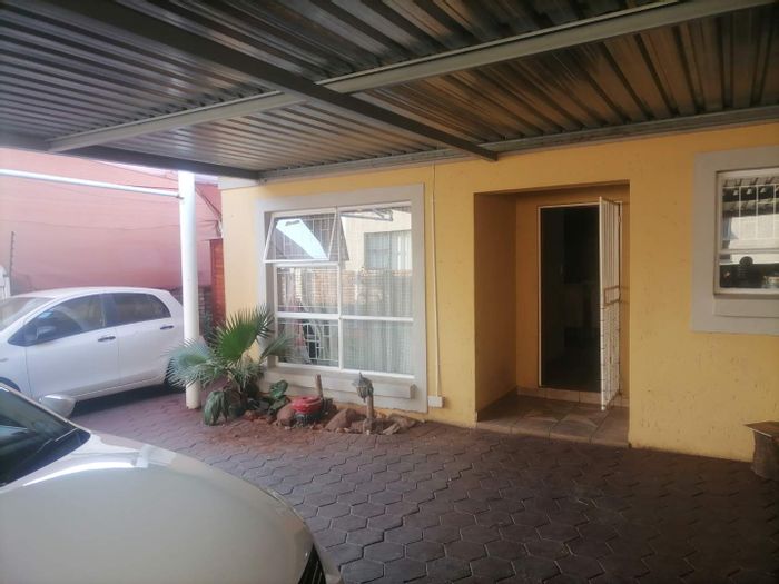 4-bedroom house for sale in Doornpoort with yard, security, and amenities nearby.