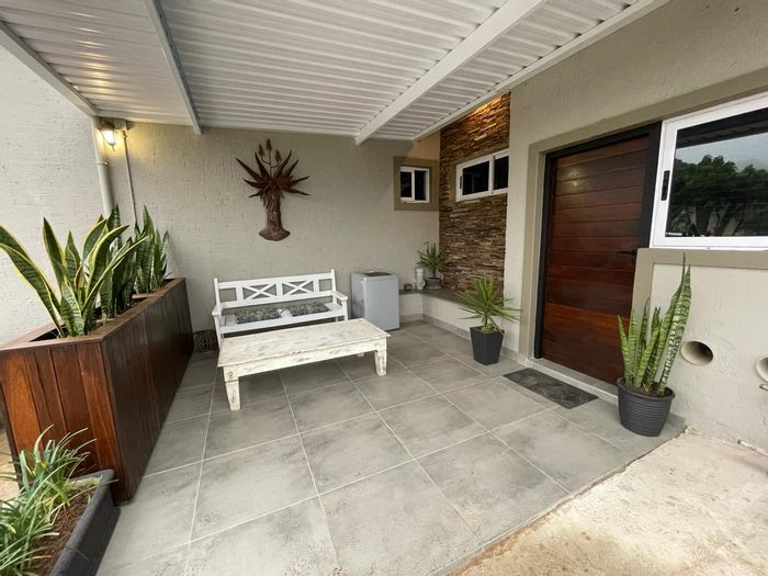 Hillcrest Central Apartment To Rent: Furnished, secure, with utilities included. Ideal for professionals.