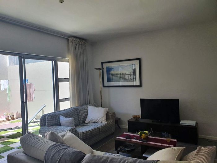 Klein Windhoek Cluster To Rent: Spacious layout, private garden, secure parking available.