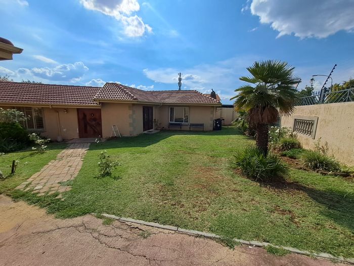 House To Rent in The Reeds Ext 5 with spacious garden and parking.