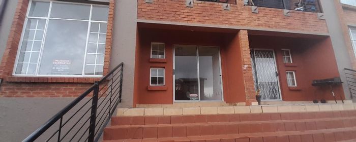 Honeydew Apartment For Sale: 2-bed unit, secure complex, near shopping and gardens.