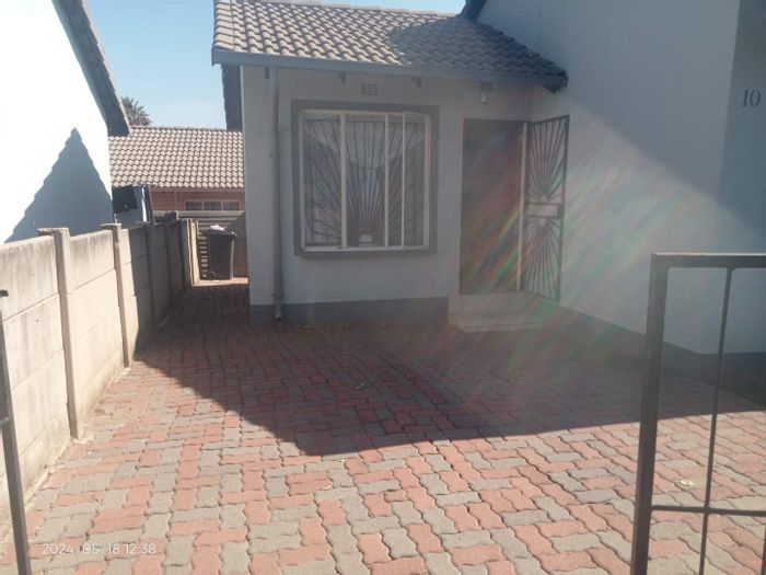Property #2249890, Cluster for sale in Naturena