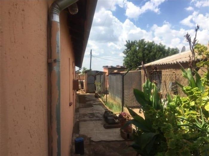 Property #2317123, House For Sale in Jabavu