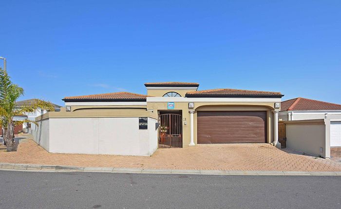 House for Sale in Parklands: 3 bedrooms, pool, braai room, double garage.