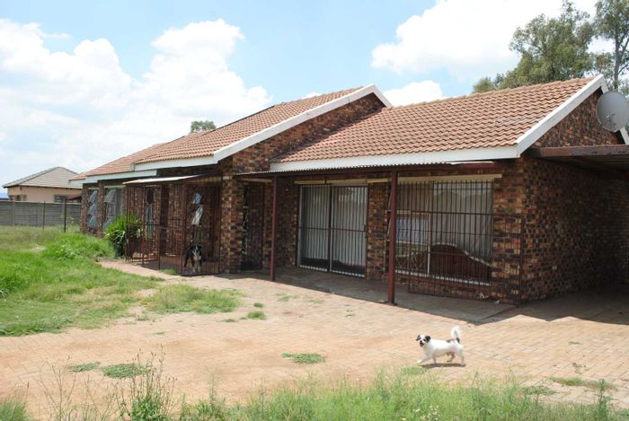 Riversdale House For Sale: Spacious 3-bedroom with large yard and versatile living areas.