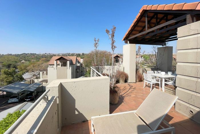 Fourways Apartment For Sale: Two balconies, clubhouse, pool, tennis court, 24-hour security.