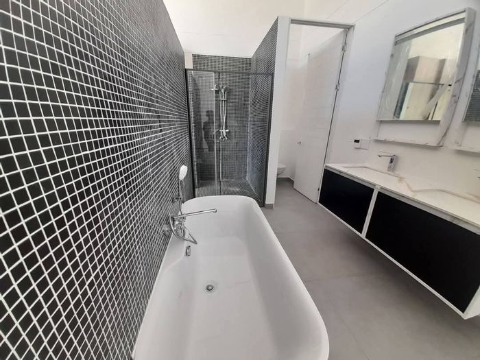 For Sale: Townhouse in Auasblick with garden, splash pool, and double garage.