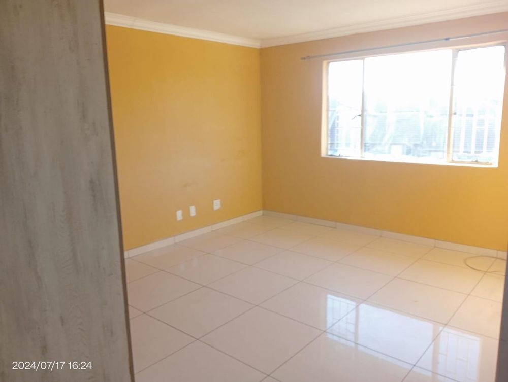 Modern 2 Bedroom First Floor Unit in Kleynbosch For Sale in Birch Acres, Kempton Park