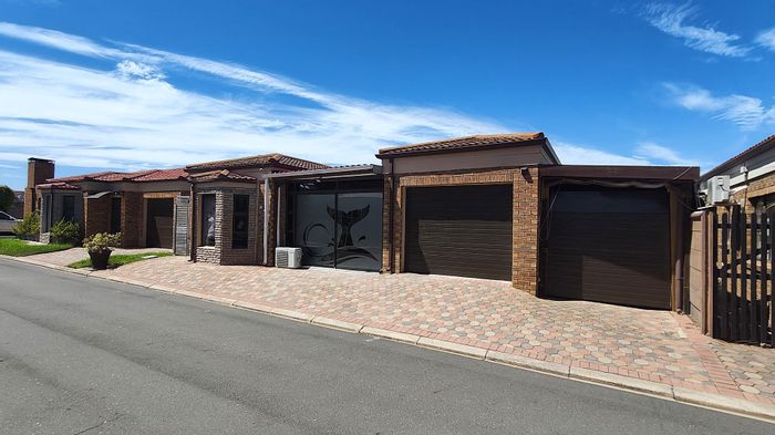 Property #2476850, Townhouse For Sale in Hartenbos Central